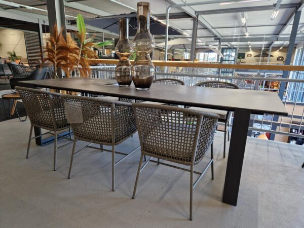 Borek Faro tafel met Pitelli stoelen